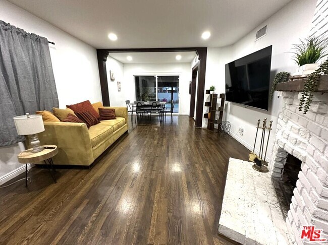 Building Photo - 15732 Covello St Rental