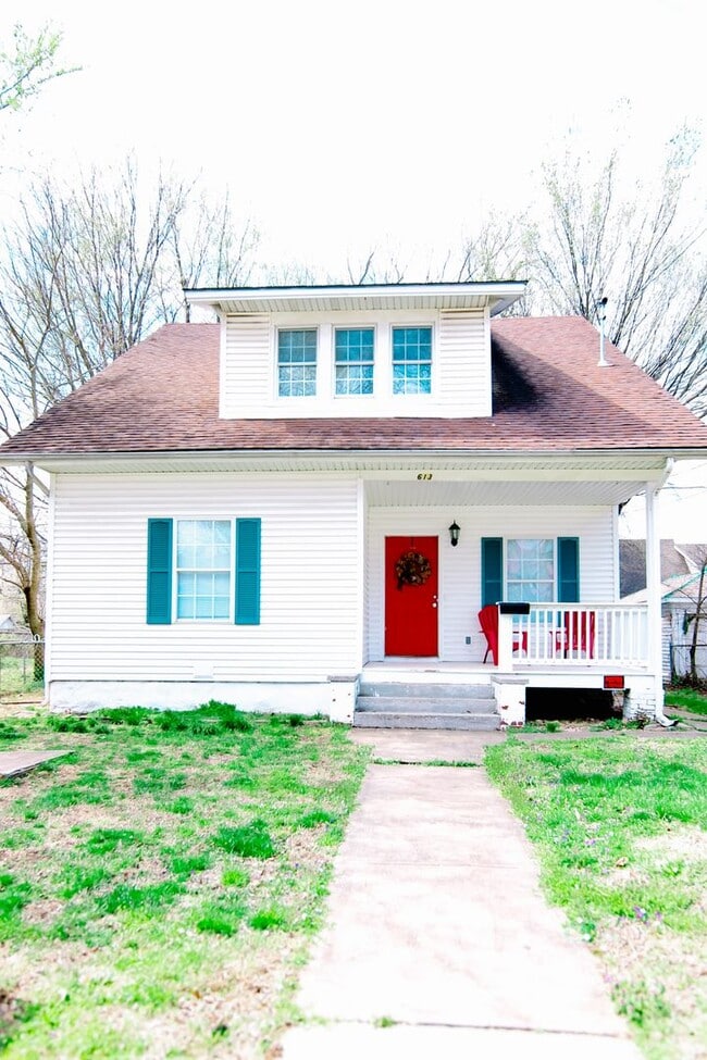 Building Photo - **Spacious 3 bed 2 bath w/ Fenced In Back ...