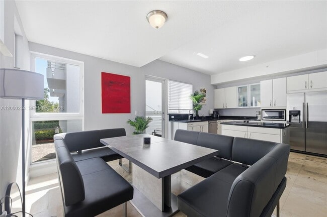 Building Photo - 832 N Victoria Park Rd