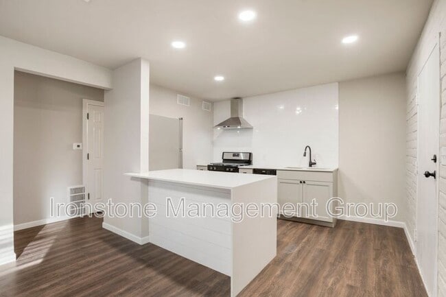 Photo - 2618 E 8th St