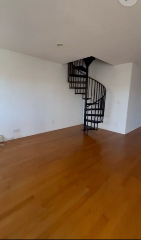 Photo - 20-10 Steinway St