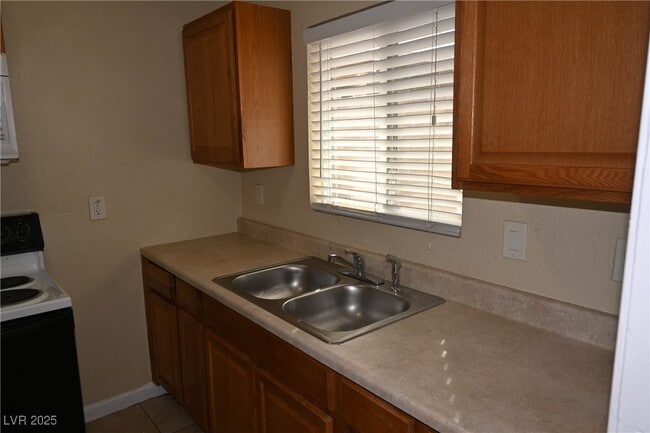 Building Photo - 320 N 16th St Unit 1