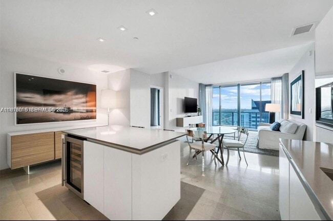 Building Photo - 88 SW 7th St Unit 1904