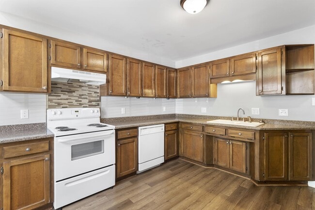 Photo - 112 Lomond Ln