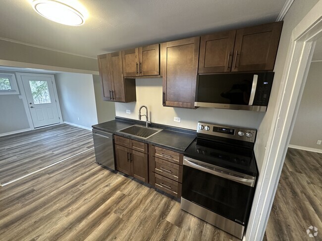 Building Photo - 920 W Arrowhead Rd Rental