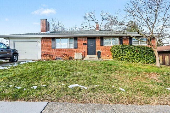 Building Photo - 3 bed 2 bath ranch in camp hill