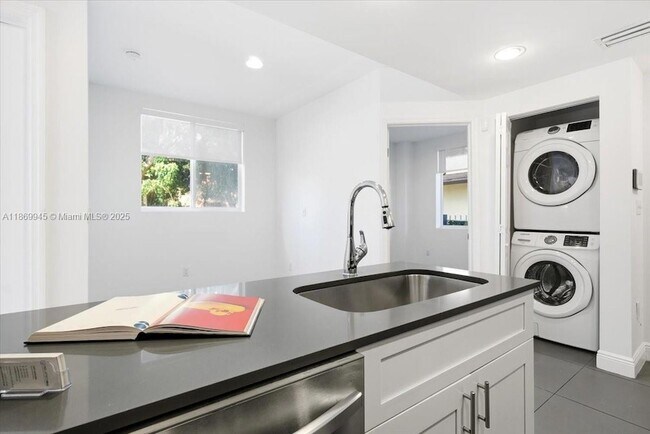Building Photo - 541 NW 33rd St Unit 2