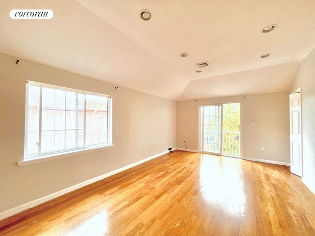 Photo - 1467 E 73rd St Apartamento