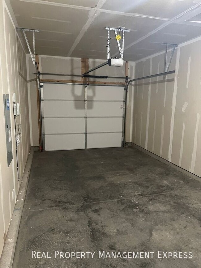 Building Photo - Modern 1 Bedroom Townhome with 1.5 Baths