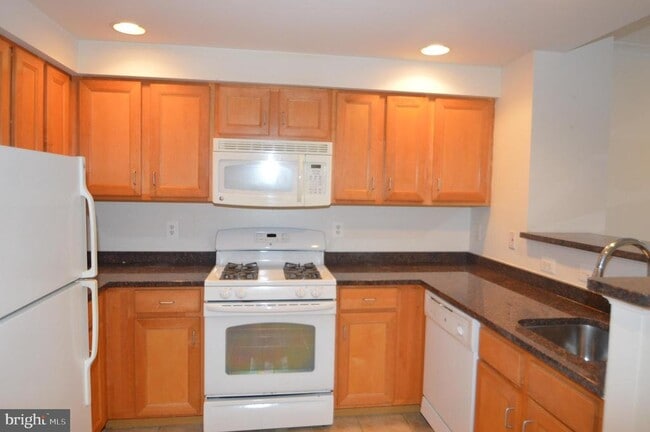 Building Photo - 4490 Market Commons Dr Unit 412