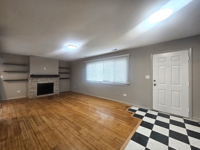 Photo - 841 Oxford Pl