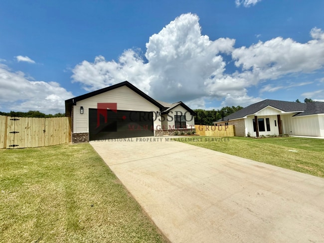 Photo - Beautiful 3 Bedroom 2 Bathroom Home!