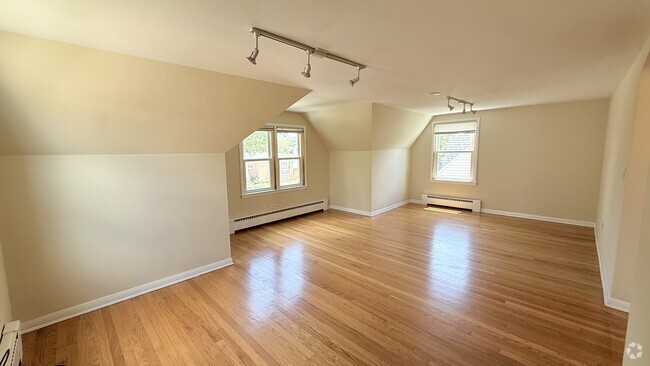 Building Photo - 3030 N Oleander Ave Rental