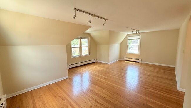Building Photo - 3030 N Oleander Ave Rental