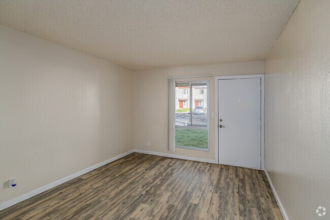 2BR, 1BA - 900SF - Living Room - American River Gardens