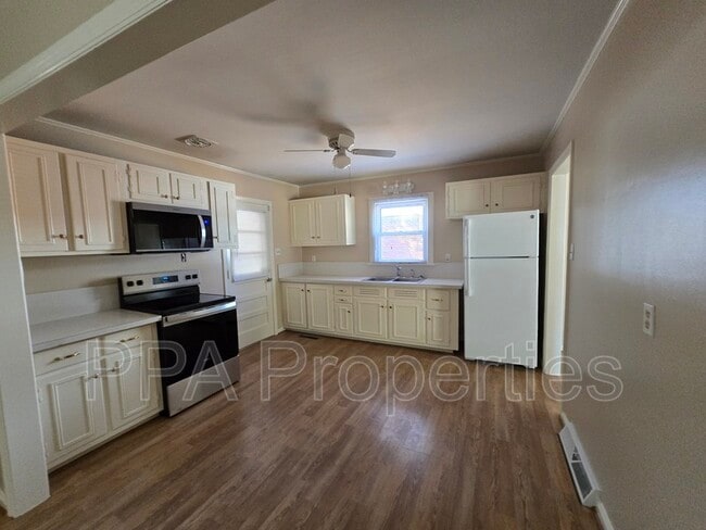 Building Photo - 404 Oakgrove Dr