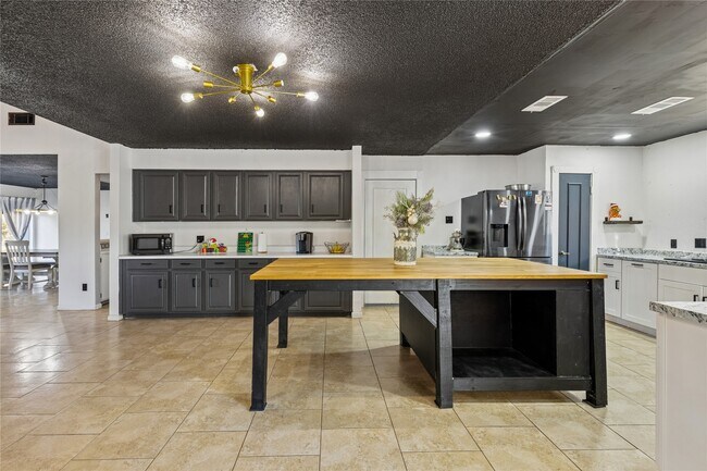 1202 Greenbriar Dr