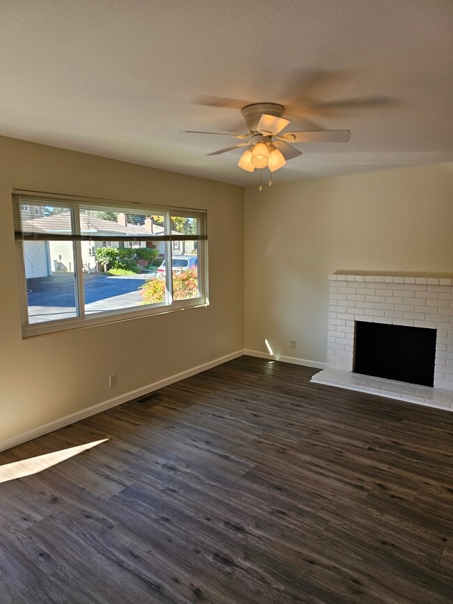 Spacious living room - 282 Monroe Dr Unit #1