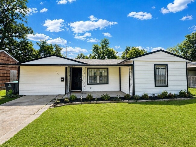 Building Photo - 8123 Redfern Dr