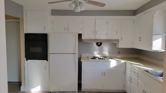 Photo - 404 Crestwood Ct