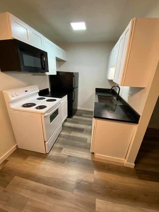 Kitchen - 1003 Cherokee St Unit C