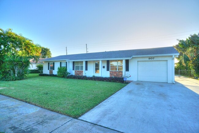 Building Photo - 807 Easterly Rd