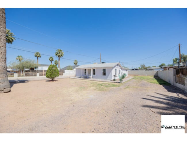 Building Photo - Experience Effortless Living in This Stunning 2/1 Phoenix Home!