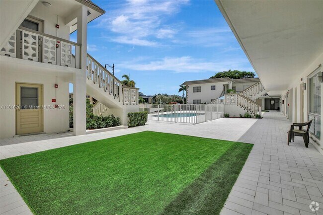 Building Photo - 5420 Hollywood Blvd Unit 109 Rental