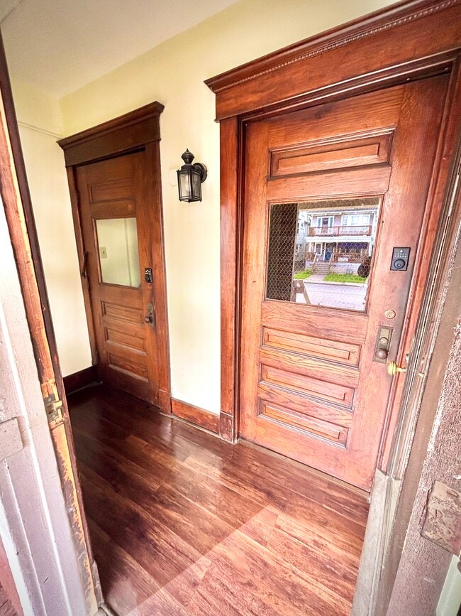 Entrance hallway - 220 Stevenson St Unit Lower Rear