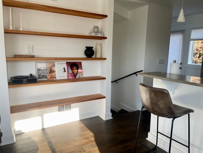 Photo - Welcome Home 2b/1ba Sun Drenched Townhome - West Seattle Fauntleroy Neighborhood