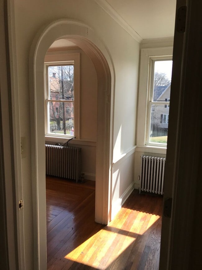 Photo - 452-454 Thompson Ave Unit 2nd Floor