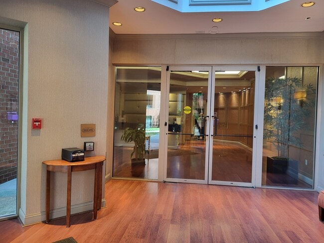 Building main entrance door - 4808 Moorland Ln Unit 202