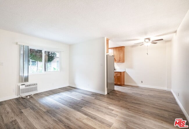 Photo - 13343 Victory Blvd Unit 4