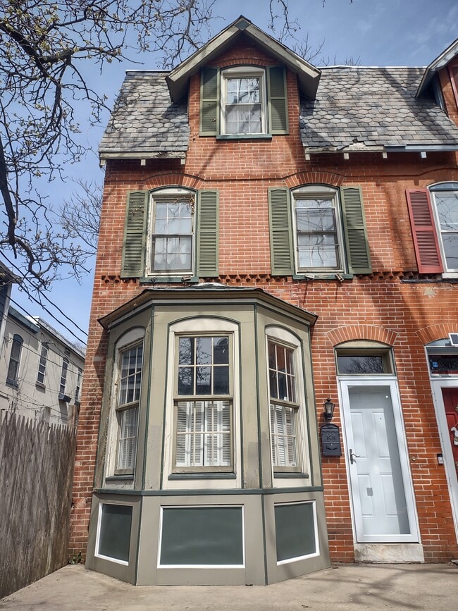 Building Photo - 807 W 10th St