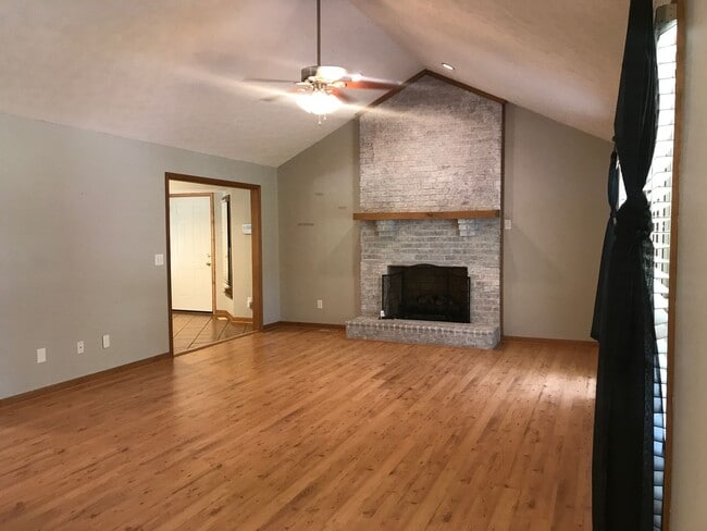 Photo - Stunning 3 Bedroom Home with Bonus Room