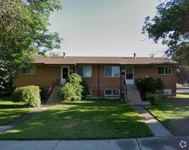 Building Photo - Charming 2 Bed, 1 Bath Apartment - Prime L...