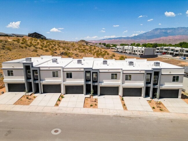 Building Photo - HURRICANE TOWNHOME - END UNIT