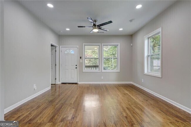 Photo - 807 Gilbert St SE