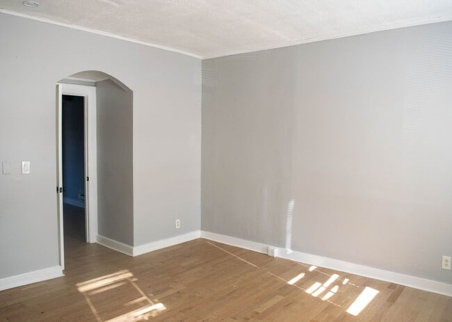 Building Photo - 105 Scranton St Unit 1R