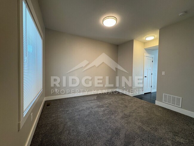 Photo - 664 S Saturn Ave Unit B