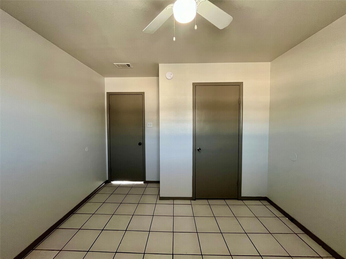 Photo - 1042 W Village Ct Unidad D