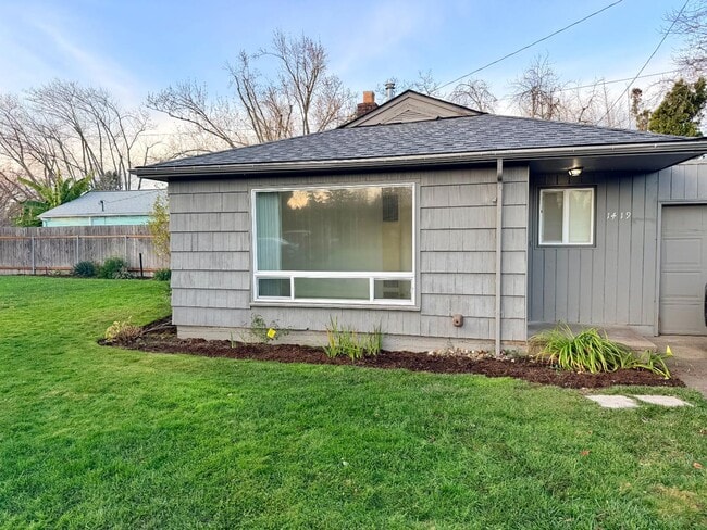 Photo - 1421-1421 Park Ave NE