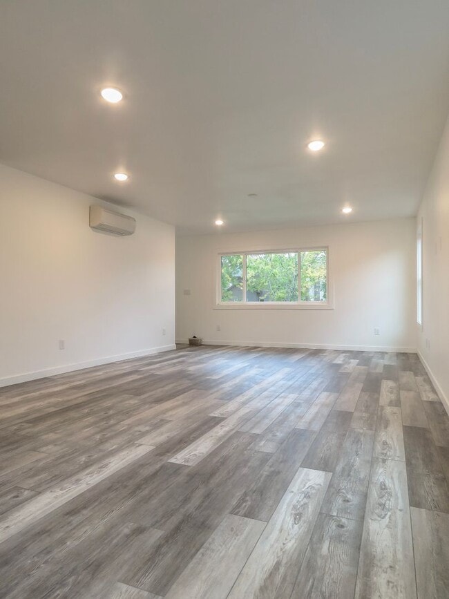 Photo - Newberg- 3 bedroom Duplex Available Soon - Schedule tour now !
