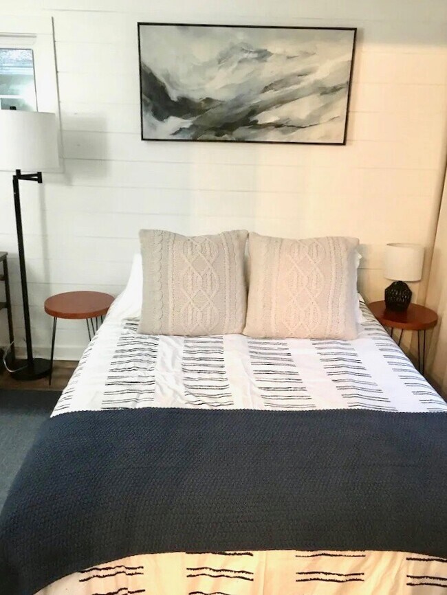 Vista del dormitorio con una nueva cama queen - 510 Auburndale Ave Unidad Cottage