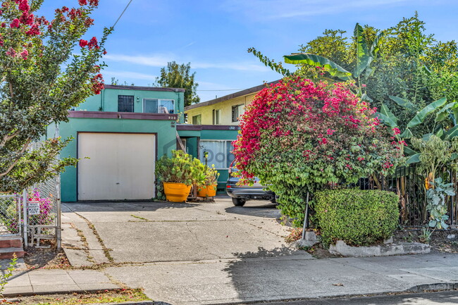 Photo - 925 41st St Townhome