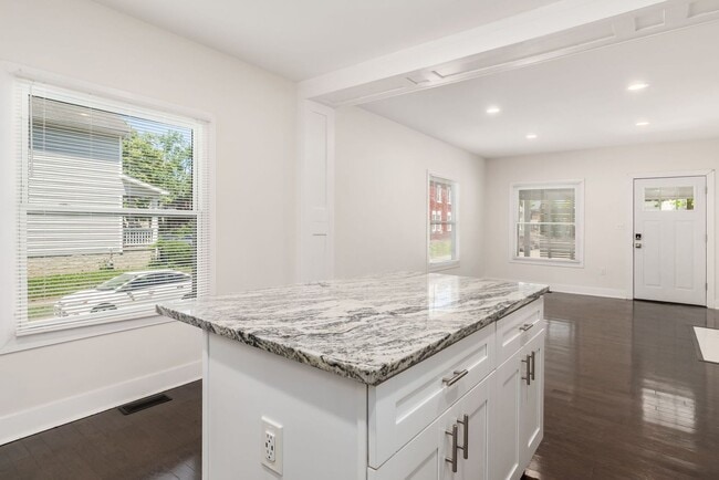 Photo - 857-859 Wilson Ave Unit 859