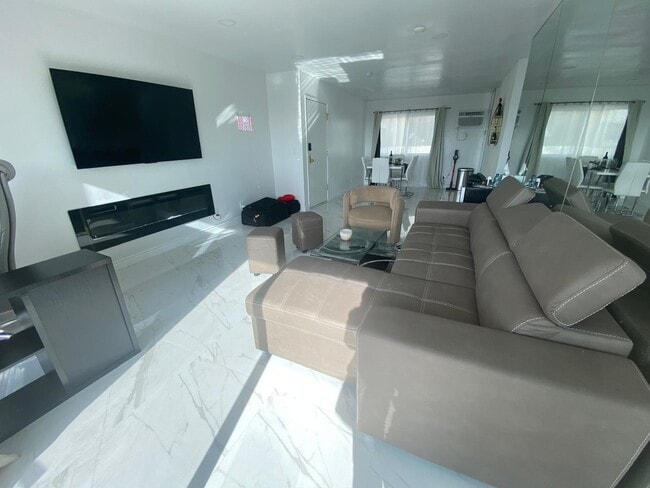 Photo - 8400 De Longpre Ave Unidad 311