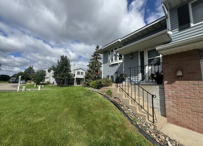 Building Photo - Discover Spacious Comfort in Apple Valley: Elegant 2-Bed, 2-Bath Townhouse on Endicott Way!
