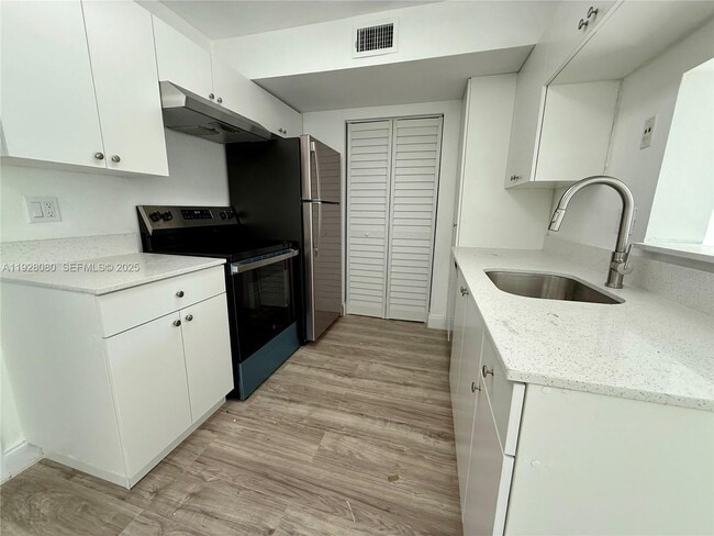 Building Photo - 4086 N Pine Island Rd Unit 500