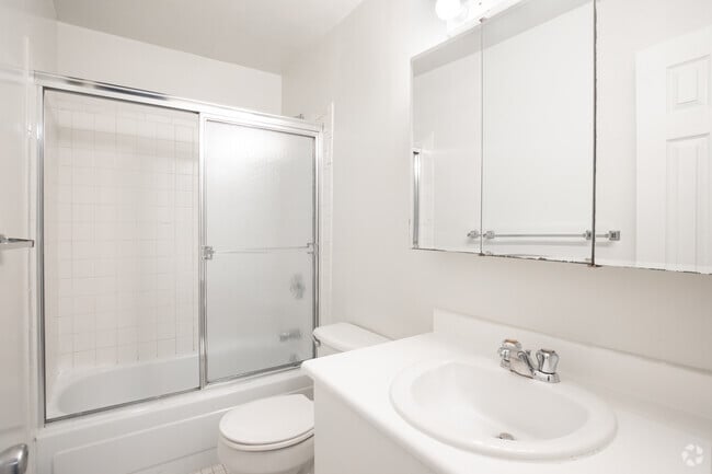 1 BR, 1 BA - 634 SQFT